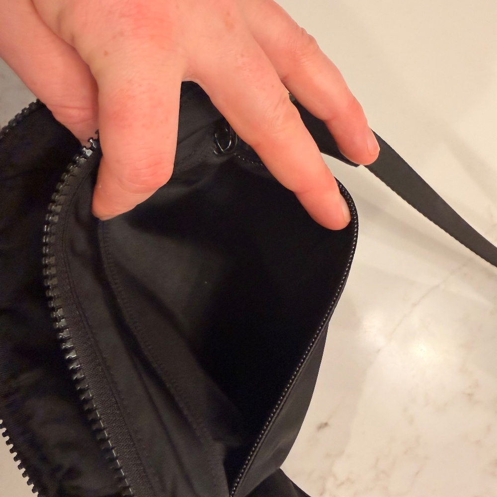 Lululemon Everywhere Belt Bag 1L Black Adjustable Crossbody Fanny Pack - Picture 4 of 5